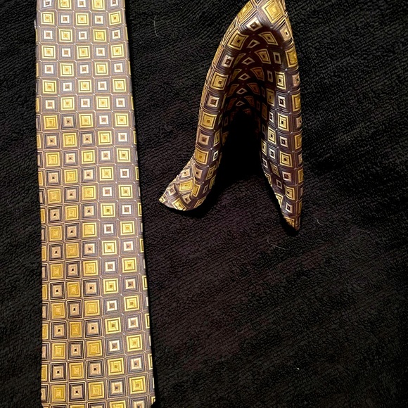 Great looking Alexander Julian Men’s Necktie with matching pocket square - Picture 4 of 4